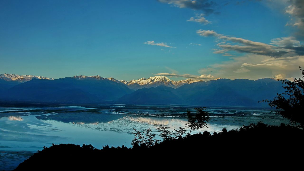 Dal Lake with mountains in Srinagar, Kashmir